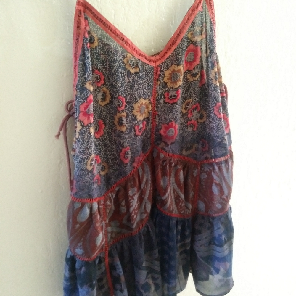🌹Gimmicks floral tank, flowy blouse
